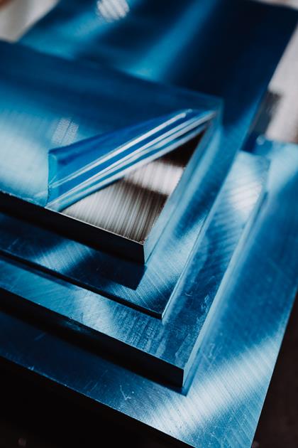 Stos blach aluminiowych zabezpieczonych niebieską folią ochronną