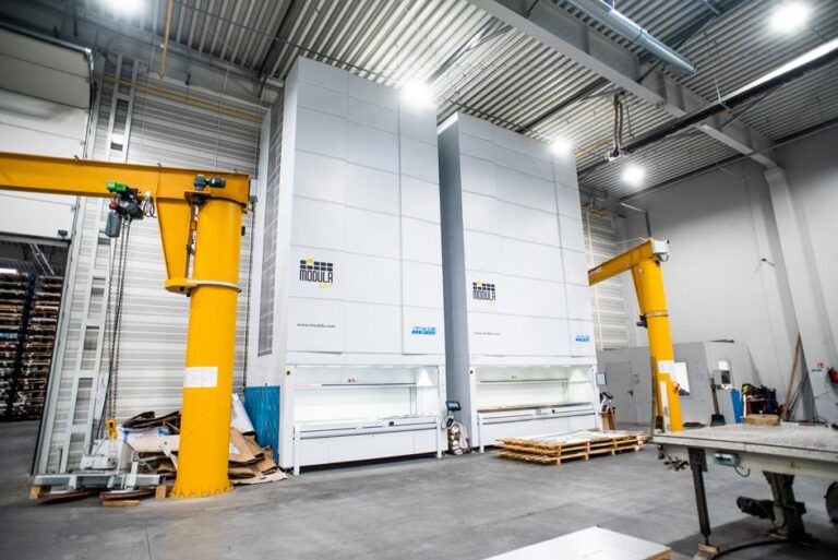 Prostopadłościenny blok aluminium na stole maszyny do cięcia