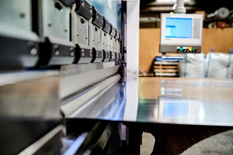 Stanowisko operatora z ekranem sterowania i giętą blachą aluminiową
