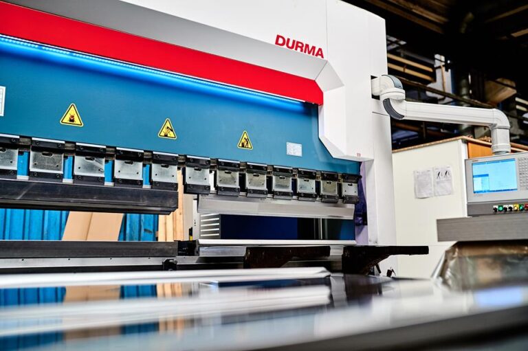 Prasa krawędziowa CNC podczas obróbki blachy aluminiowej