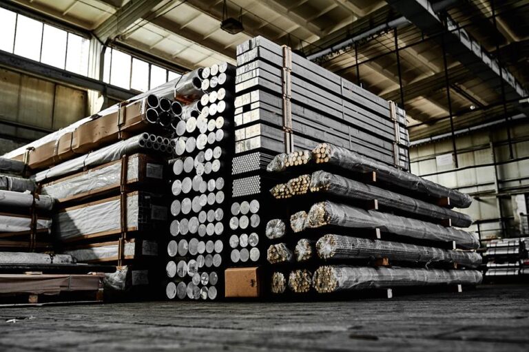 Duży stos rur, prętów, blach i profili aluminiowych w hali