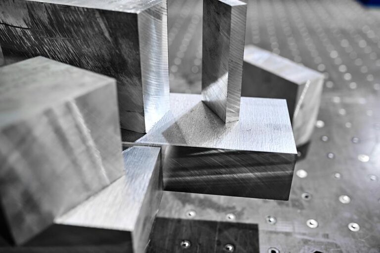 Kostki aluminiowe na stole maszyny, zbliżenie na krawędzie