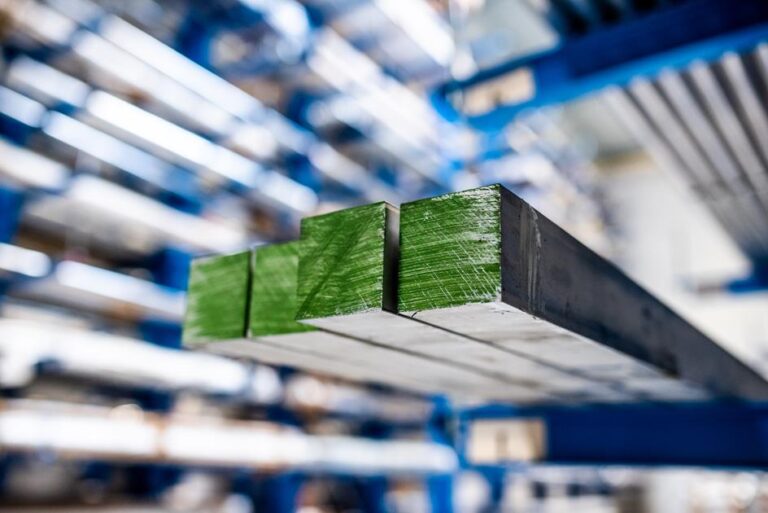 Wiązka prętów kwadratowych z aluminium z niebieskimi i srebrnymi czołami