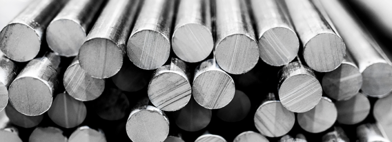 Wiązka prętów okrągłych o metalicznym, srebrzystym odcieniu