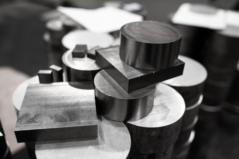 Pionowe ujęcie krążków i drobnych elementów płaskich z aluminium
