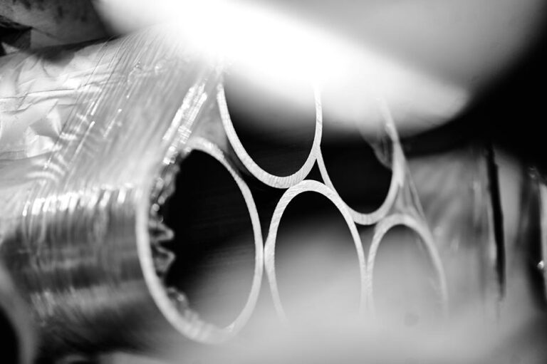 Końcówki rur aluminiowych częściowo owinięte folią ochronną