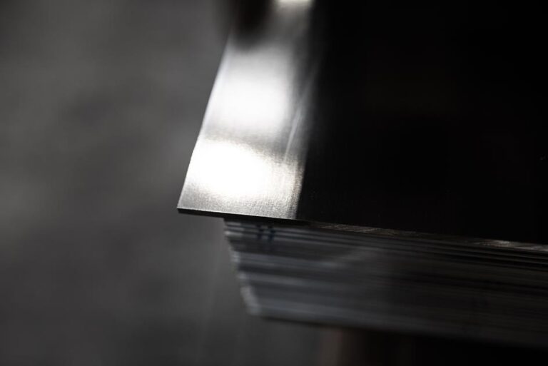Cztery rury okrągłe z aluminium ułożone w regularny układ
