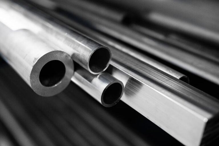 Rury okrągłe i płaskownik aluminiowy ułożone obok siebie