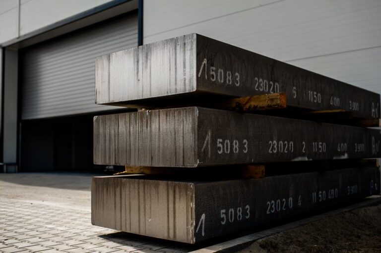 Zbliżenie na wlewek aluminiowy z naniesionym oznaczeniem gatunku 5083