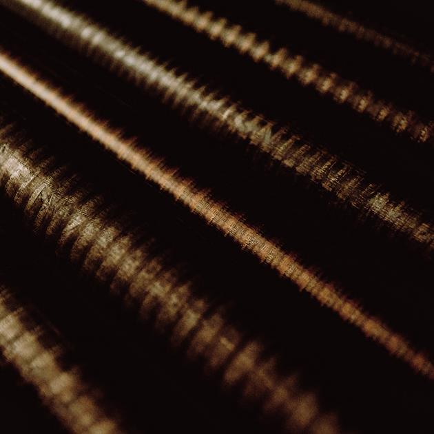Chropowata, żłobkowana powierzchnia prętów z brązu po odlaniu